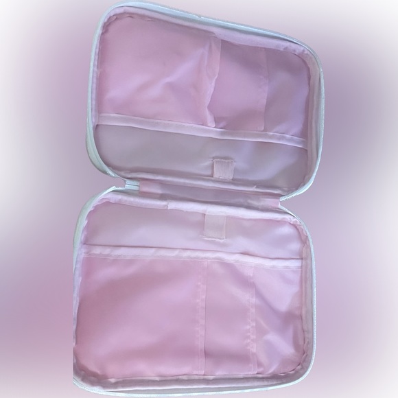 Red Aspen Cosmetic carrying zippered case - Picture 3 of 4